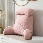 Coussin de lecture adulte sur un lit