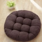 yoga avec coussin genoux