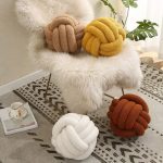 Coussin boule tressé sur canapé