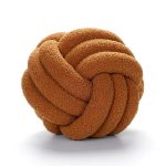 Coussin boule sur fauteuil