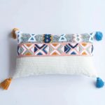 coussin avec formes géométriques brodées