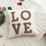 coussin carré inscription love