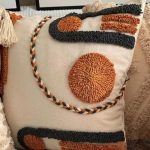 coussin ethnique blanc marron