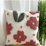 coussin brodé fleurs décoratif