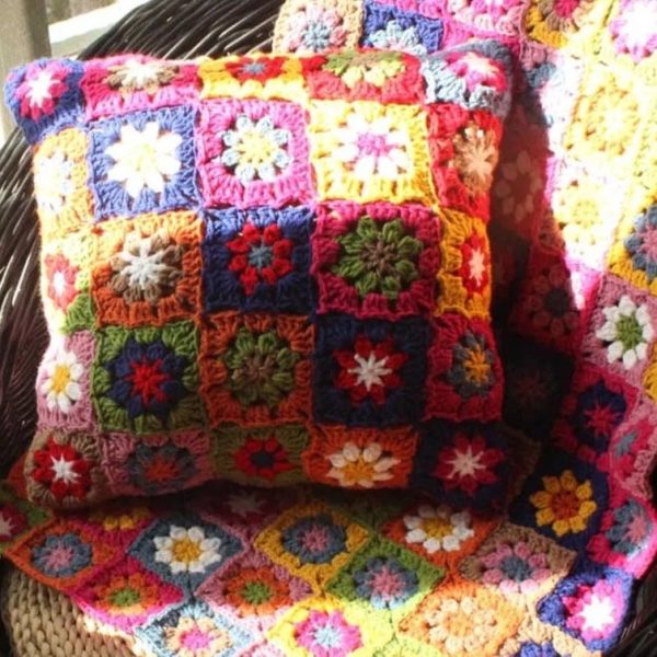 coussin au crochet multicolore