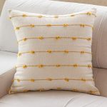 coussin brodé contemporain