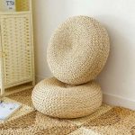 coussin beige et coloré artisanal