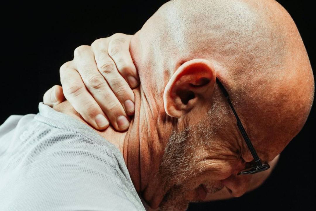 Teletravail et douleurs cervicales - la main sur le cervical