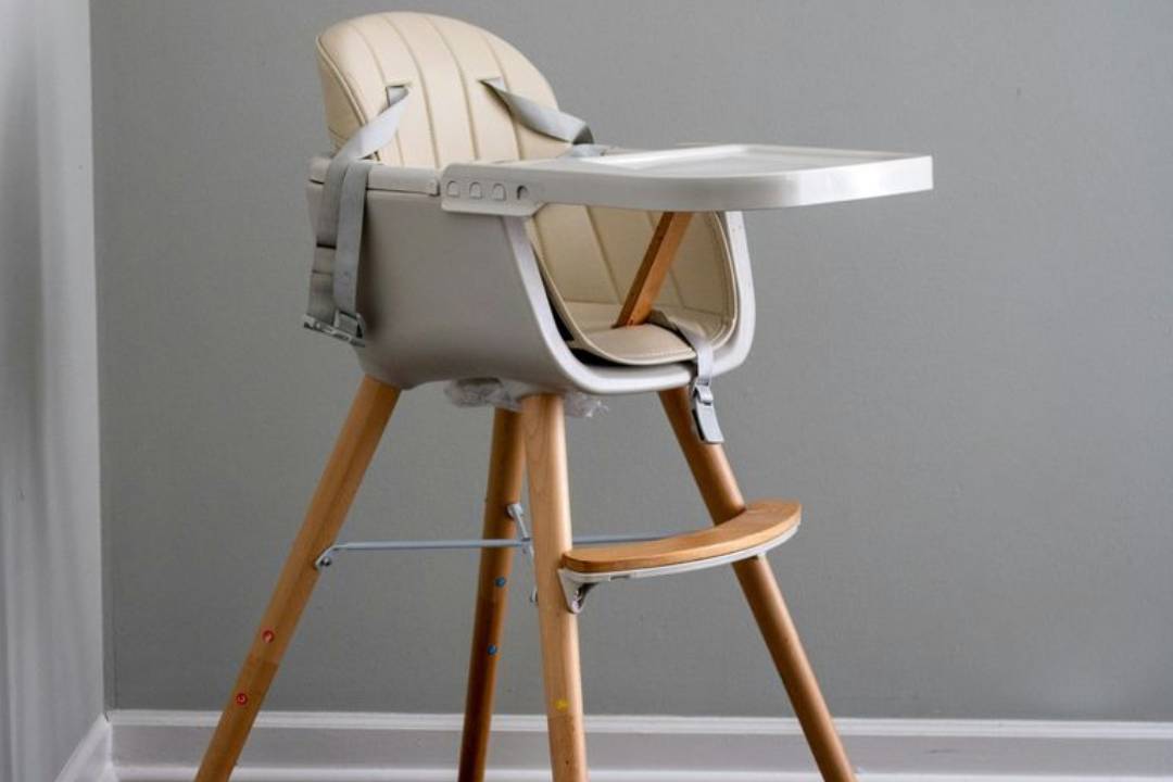 coussin de chaise pour une chaise haute en bois pour enfant
